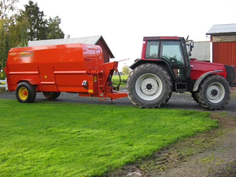 Orange SEKO Samurai 5 mixervagn kopplad till en röd traktor